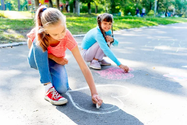 Kinder zeichnen mit Kreide — Stockfoto