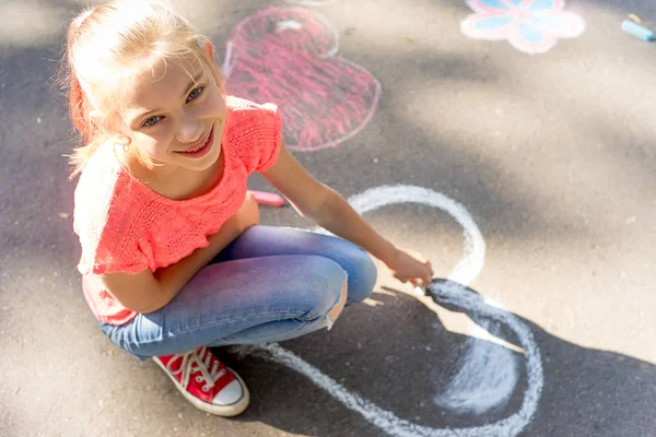 Kinder zeichnen mit Kreide — Stockfoto