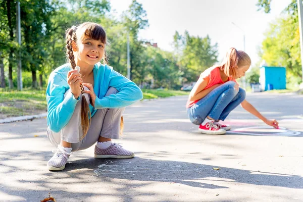 Niños dibujando con tiza — Foto de Stock