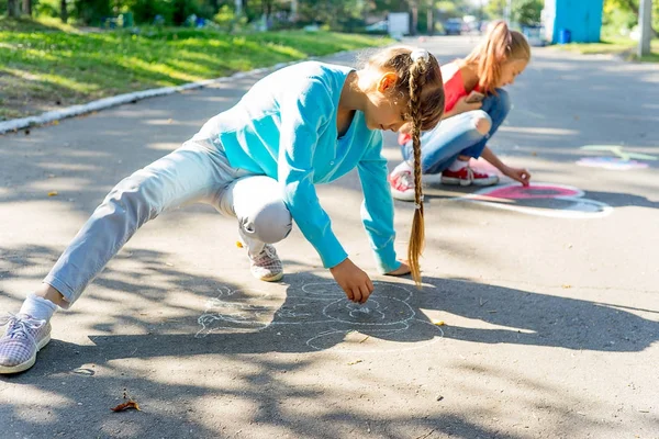 Tebeşir ile çizim çocuklar