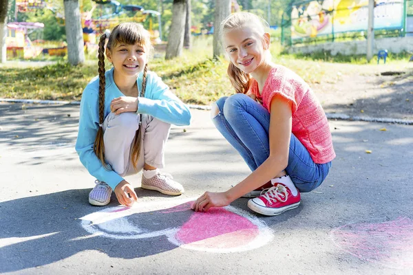 Tebeşir ile çizim çocuklar