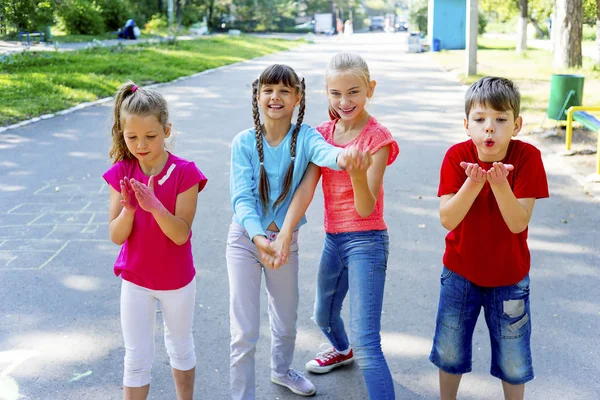 çocuklar sabun köpüğü ile