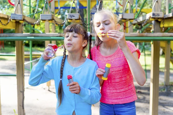 çocuklar sabun köpüğü ile