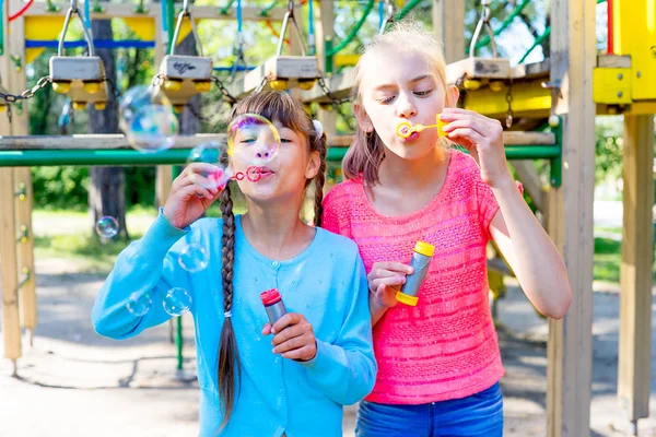 Kinder mit Seifenblasen — Stockfoto