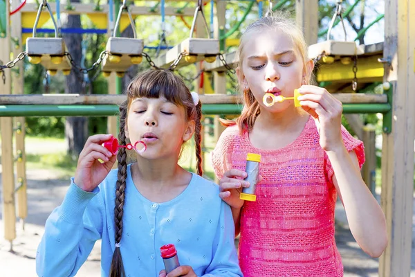 çocuklar sabun köpüğü ile