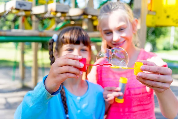 çocuklar sabun köpüğü ile