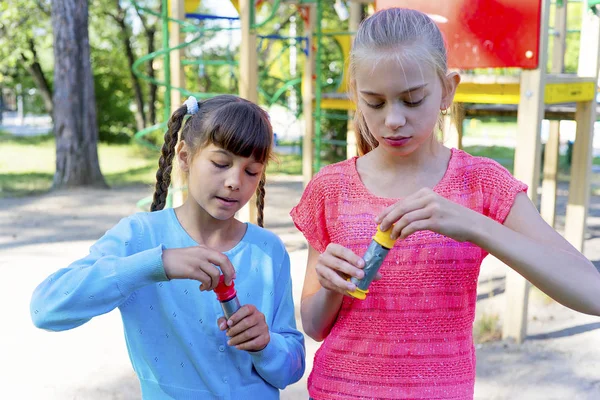 çocuklar sabun köpüğü ile