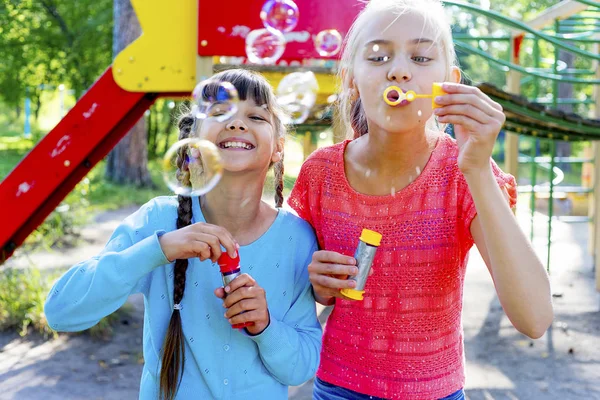 Niños con burbujas de jabón —  Fotos de Stock