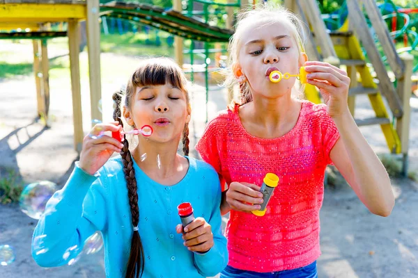 Niños con burbujas de jabón —  Fotos de Stock