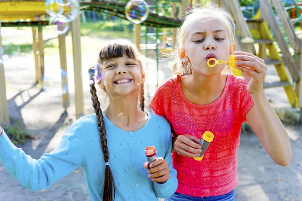 Niños con burbujas de jabón —  Fotos de Stock