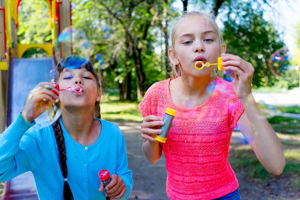 Kinder mit Seifenblasen — Stockfoto