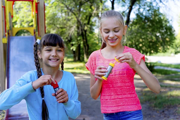 çocuklar sabun köpüğü ile