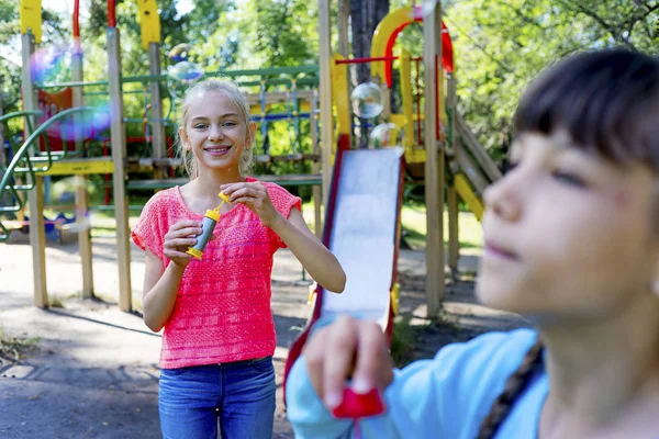 çocuklar sabun köpüğü ile