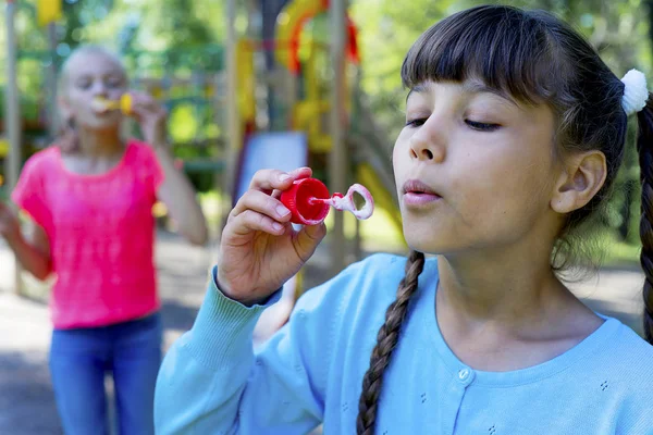 Kinder mit Seifenblasen — Stockfoto