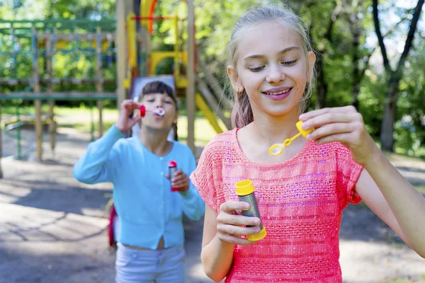 Kinder mit Seifenblasen — Stockfoto