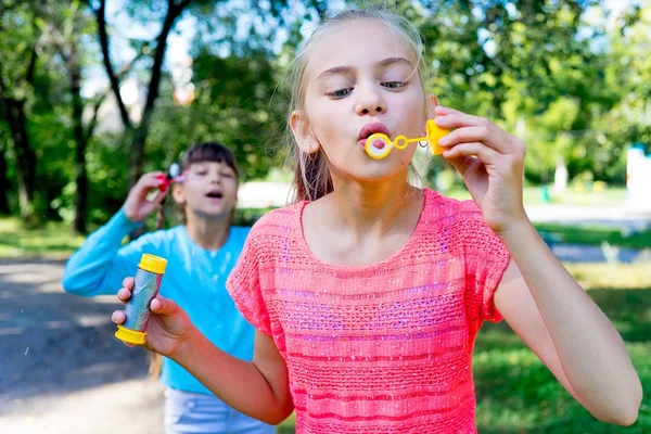 çocuklar sabun köpüğü ile