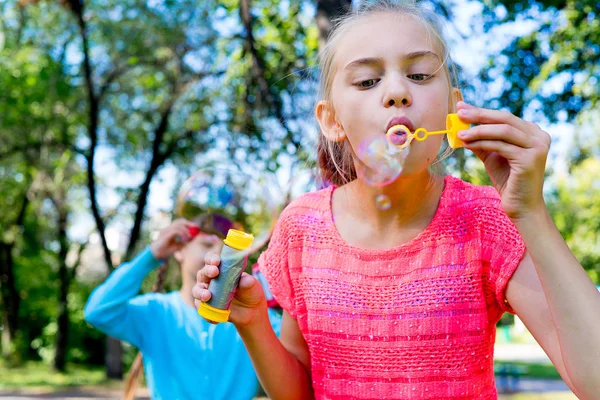 çocuklar sabun köpüğü ile