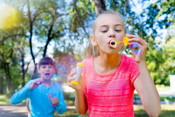 Kinder mit Seifenblasen — Stockfoto