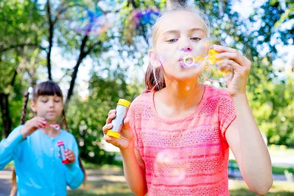 Kinder mit Seifenblasen — Stockfoto
