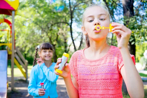 Kinder mit Seifenblasen — Stockfoto