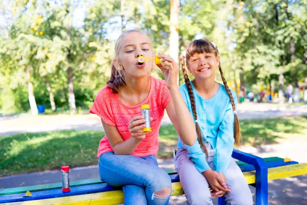 Kinder mit Seifenblasen — Stockfoto