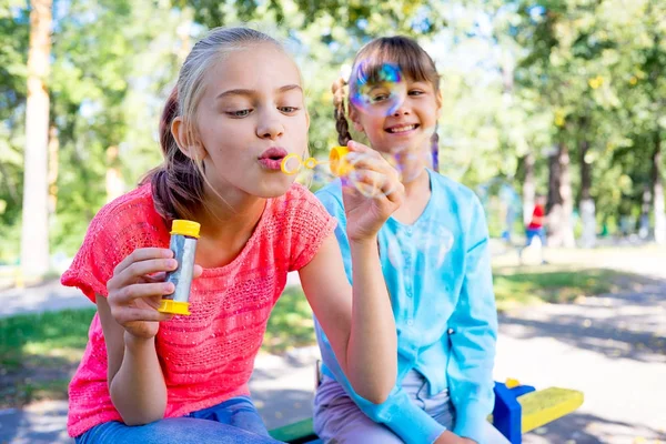 Kinder mit Seifenblasen — Stockfoto