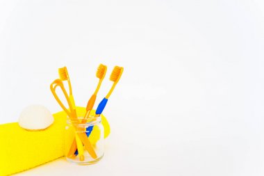 Beyaz arkaplanda diş fırçaları