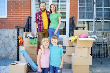 Aile yeni bir eve taşınıyor