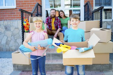 Aile yeni bir eve taşınıyor