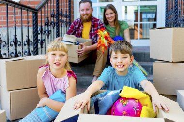 Aile yeni bir eve taşınıyor