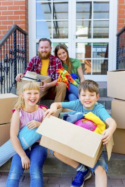 Aile yeni bir eve taşınıyor