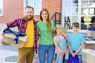 Aile yeni bir eve taşınıyor