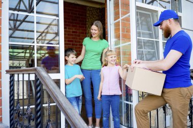 Teslimatçı kutuları teslim