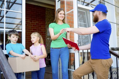 Teslimatçı kutuları teslim