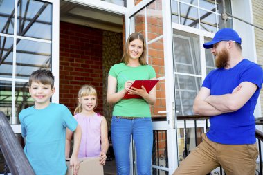 Teslimatçı kutuları teslim