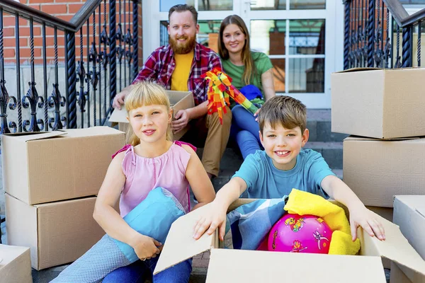 Aile yeni bir eve taşınıyor