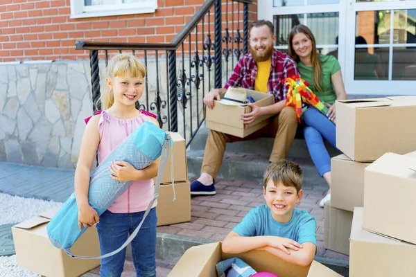 Aile yeni bir eve taşınıyor