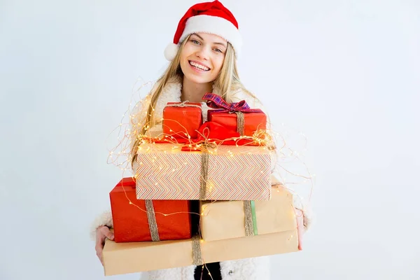 Chica con regalo de Navidad —  Fotos de Stock