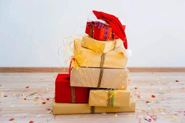 Подарункові коробки та різдвяні подарунки — стокове фото