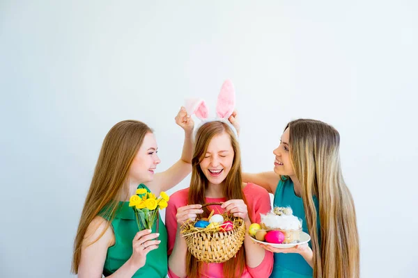 Three female friends celebrating easter — Stock Photo, Image
