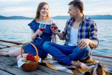 Göl kenarında romantik piknik