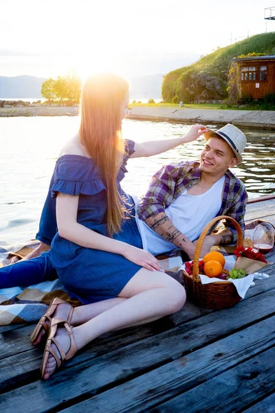 Picnic romántico junto al lago — Foto de Stock