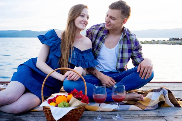 Romantikus piknik a tónál — Stock Fotó