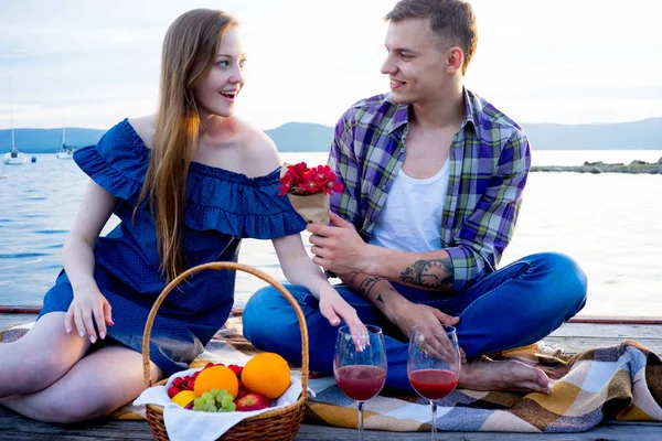 Romantisches Picknick am See — Stockfoto