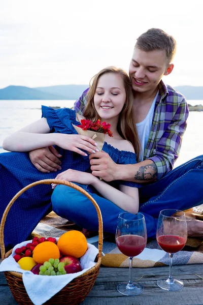 Romantikus piknik a tónál — Stock Fotó