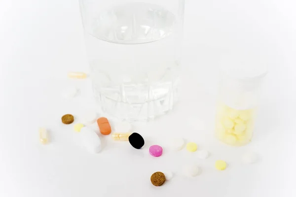 En hel del färgglada piller — Stockfoto
