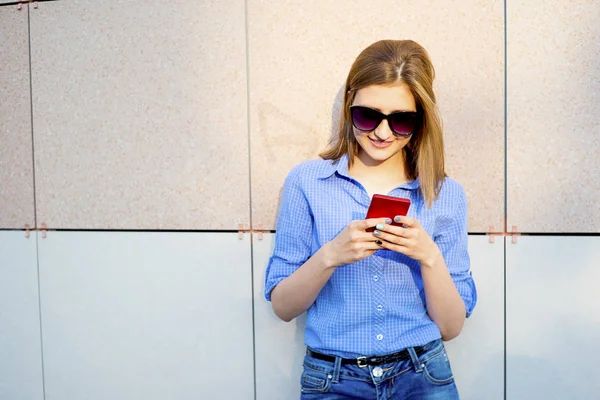 Chica usando un teléfono inteligente —  Fotos de Stock