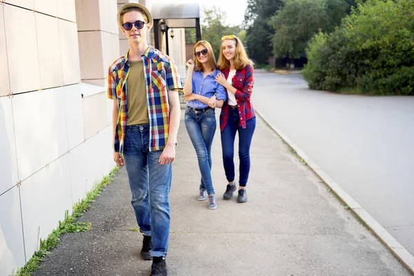 Tonåringar som går utanför — Stockfoto