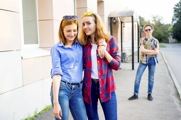 Adolescentes andando fora — Fotografia de Stock