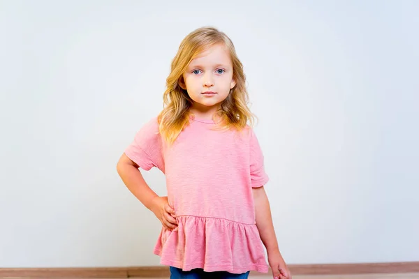 Menina com flores — Fotografia de Stock